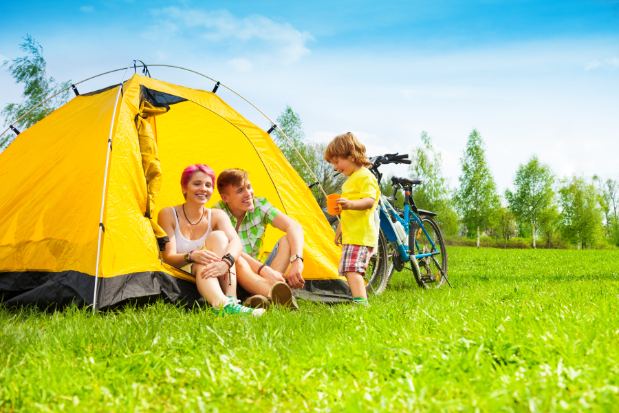 famille dans une tente de camping 