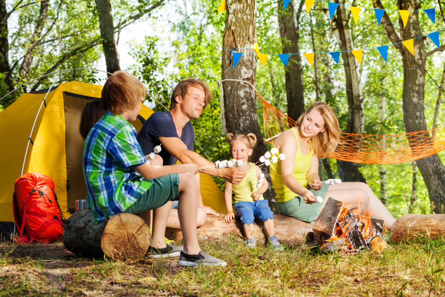 famille dans une tente de camping 